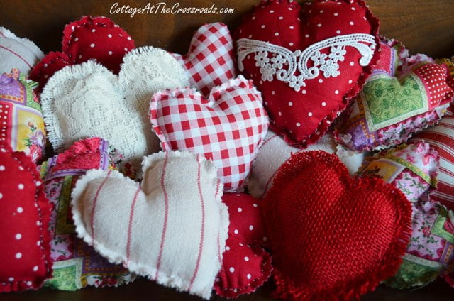 http://cottageatthecrossroads.com/easy-to-make-fabric-hearts/