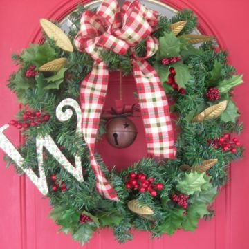Wreath and front porch tree 020
