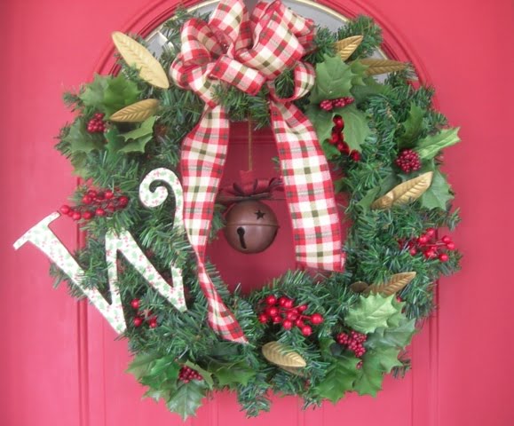 Wreath and front porch tree 020