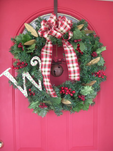 Wreath and front porch tree 021