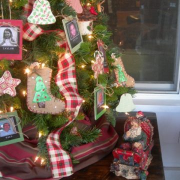 Wreath and front porch tree 0321