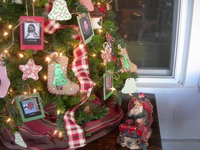 Wreath and front porch tree 0321