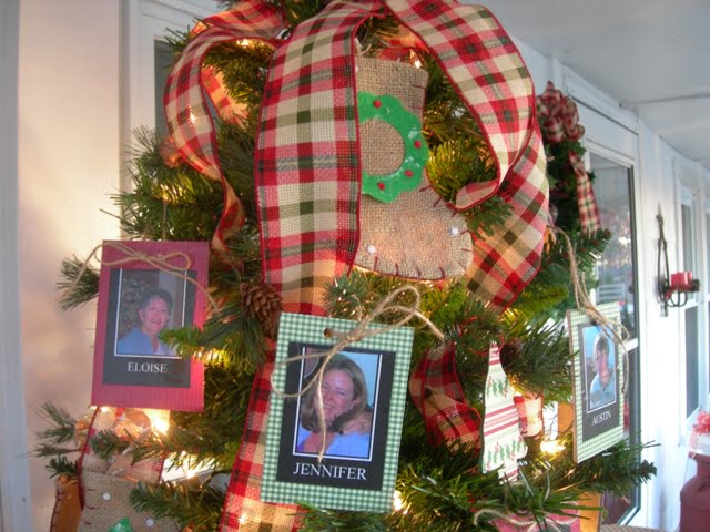 Wreath and front porch tree 037