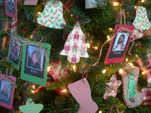 Wreath and front porch tree 041