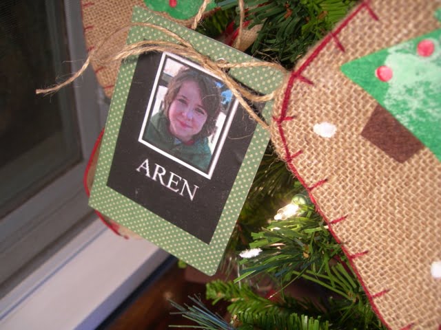 Wreath and front porch tree 071