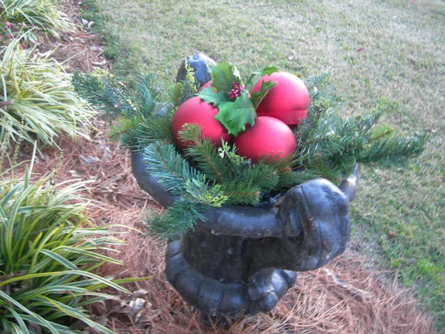 Wreath and front porch tree 077