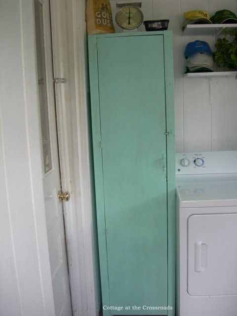 Laundry room cabinet 019