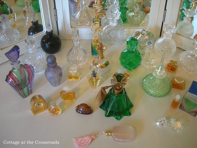 Perfume cabinet 082