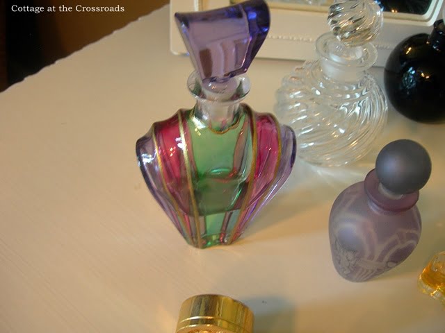 Perfume cabinet 085