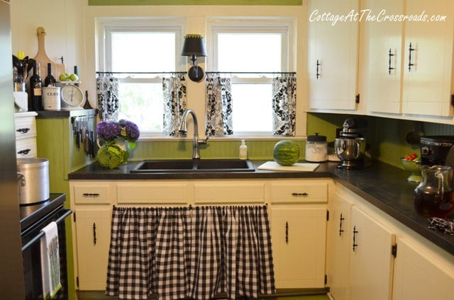 Kitchen sink skirt