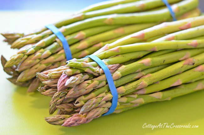 Asparagus strawberry salad with orange balsamic dressing | cottage at the crossroads