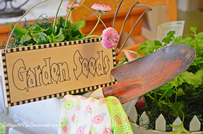 Spring garden tablescape | cottage at the crossroads