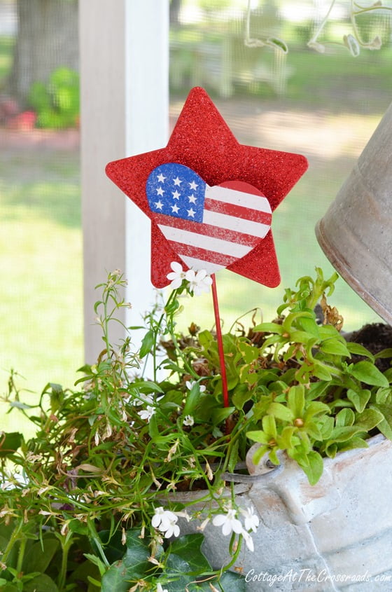 Adding patriotic touches to the porch | cottage at the crossroads