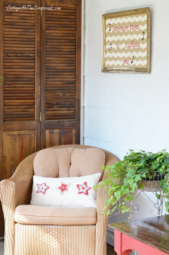 Adding patriotic touches to the porch | cottage at the crossroads