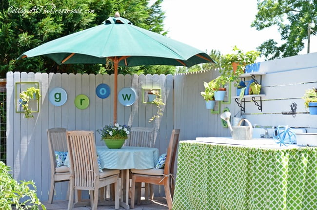 Outdoor dining area in the garden | cottage at the crossroads