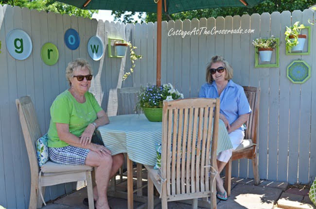 Outdoor dining area in the garden | cottage at the crossroads