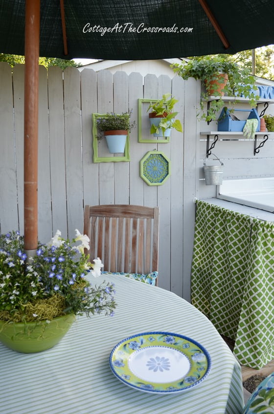 Outdoor dining area in the garden | cottage at the crossroads