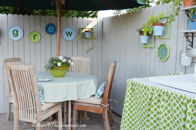 Outdoor dining area in the garden | cottage at the crossroads