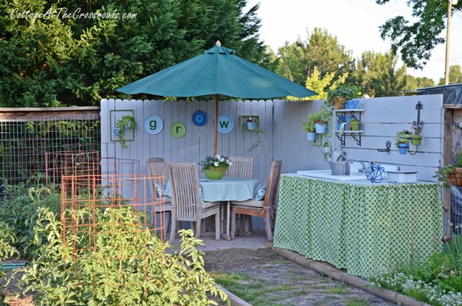 Outdoor dining area in the garden | cottage at the crossroads