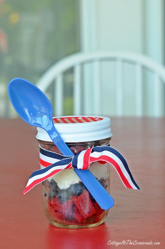 Patriotic dessert in a jar | cottage at the crossroads