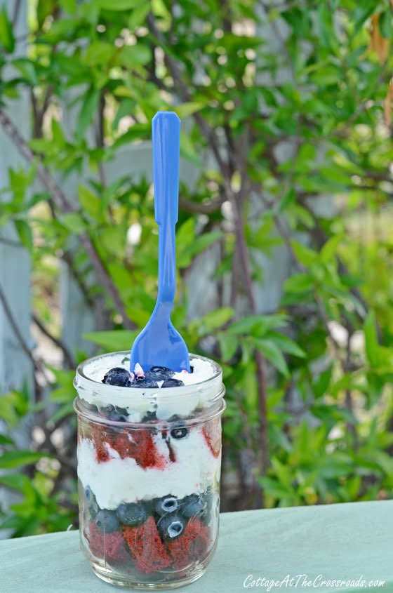 Patriotic dessert in a jar | cottage at the crossroads