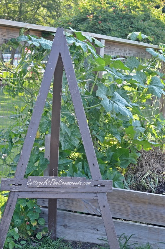 Wooden easel | cottage at the crossroads