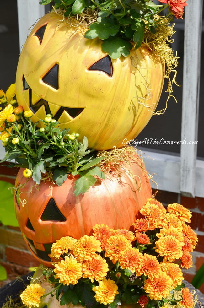 Topsy turvy jack-o'-lanterns made from cheap, plastic trick-or-treating pails | cottage at the crossroads