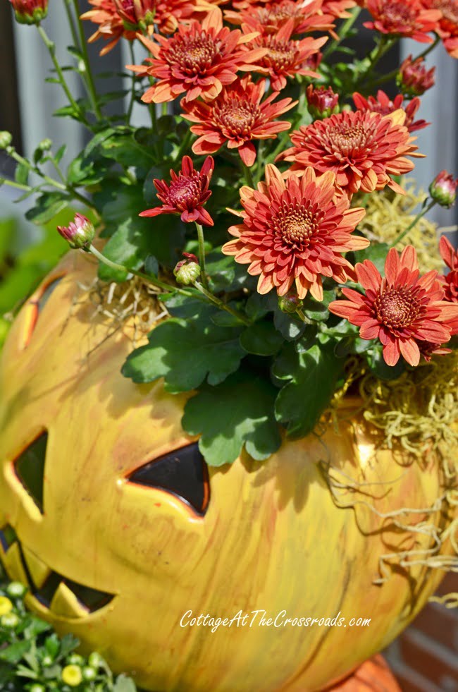 Topsy turvy jack-o'-lanterns made from cheap, plastic trick-or-treating pails | cottage at the crossroads