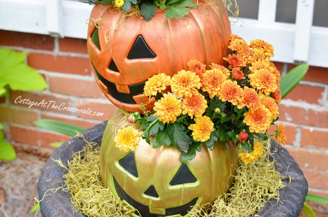 Topsy turvy jack-o' lanterns | cottage at the crossroads