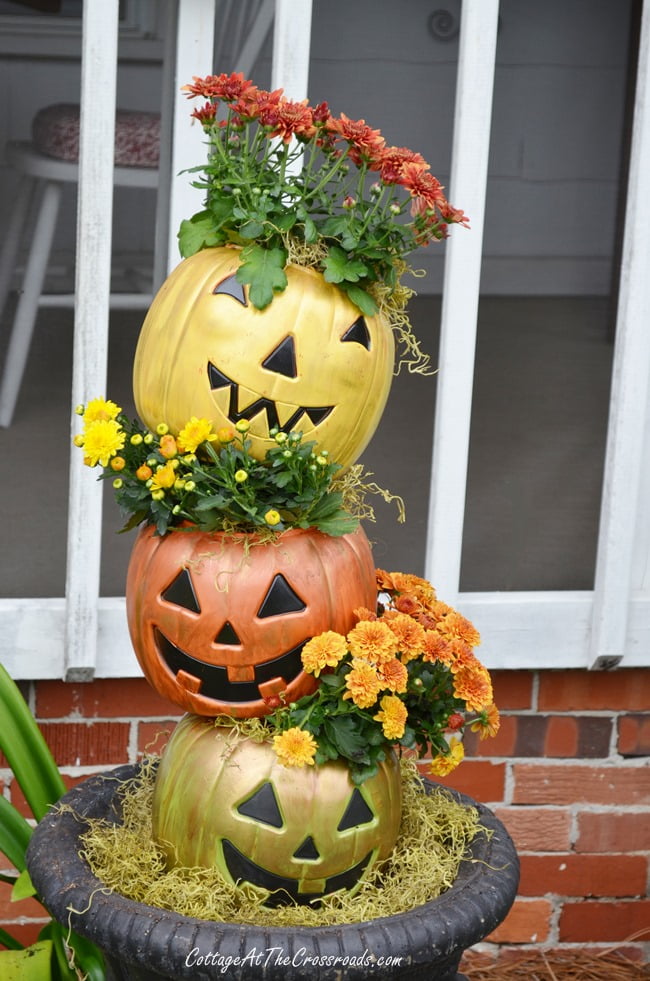 Topsy turvy jack-o'-lanterns made from cheap, plastic trick-or-treating pails | cottage at the crossroads