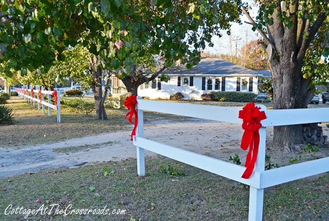 Red bows on white fence | cottage at the crossroads