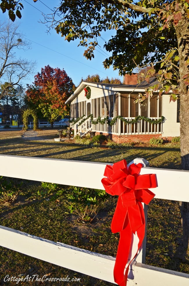 Outdoor christmas decor | cottage at the crossroads