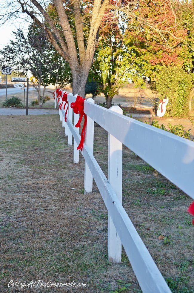 Outdoor christmas decor | cottage at the crossroads