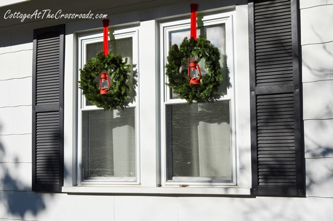 Outdoor christmas decor | cottage at the crossroads