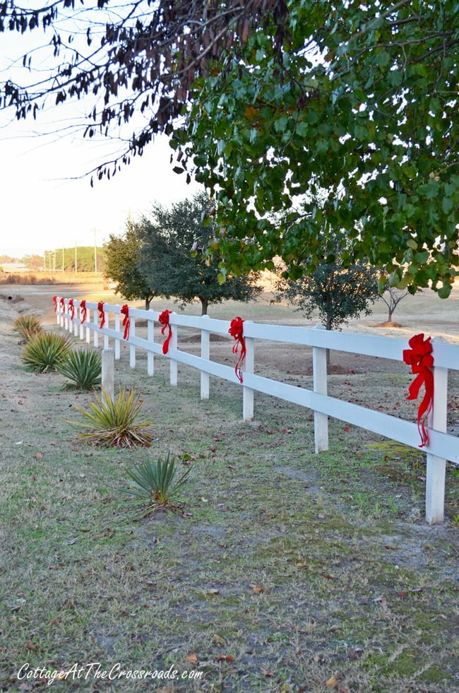 Red bows on white fence | cottage at the crossroads