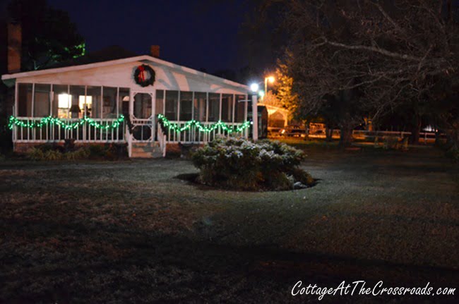 Outdoor christmas decor | cottage at the crossroads