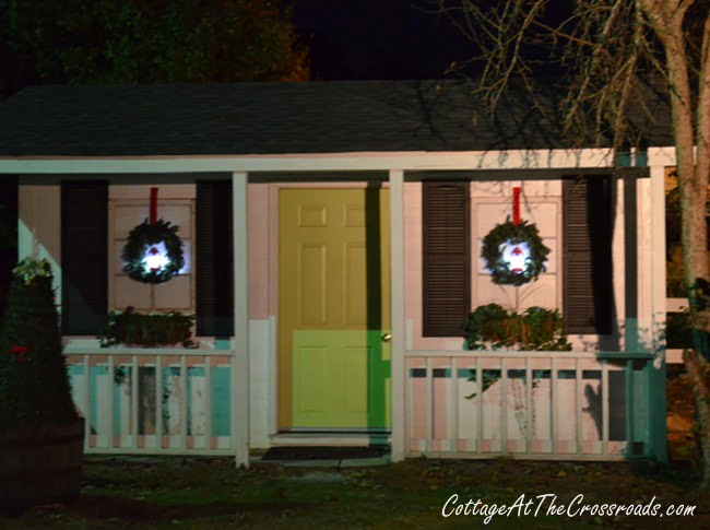 Outdoor christmas decor | cottage at the crossroads