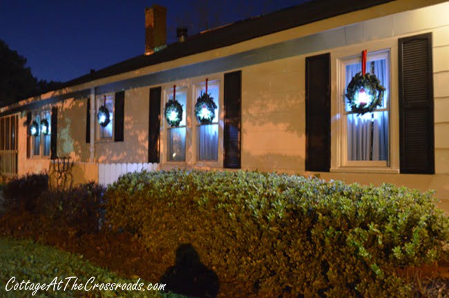 Outdoor christmas decor | cottage at the crossroads