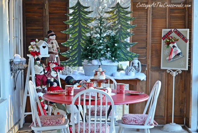 Christmas on the front porch | cottage at the crossroads