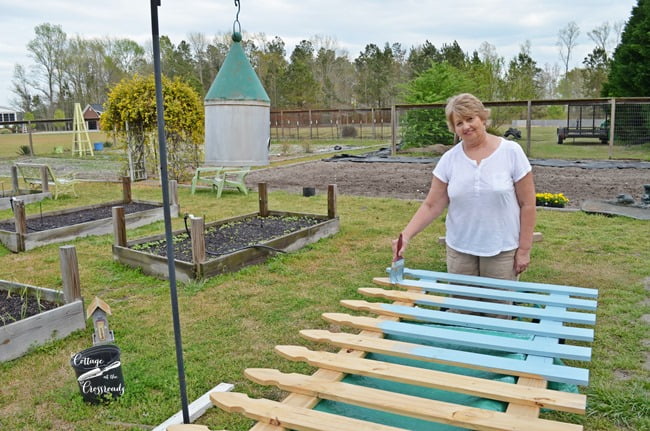 Painting a picket fence panel | cottage at the crossroads