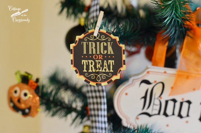 Halloween tree for the kitchen | cottage at the crossorads