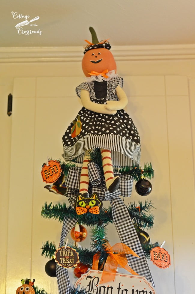 Halloween tree for the kitchen | cottage at the crossroads