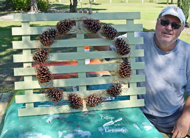 Chicken wire and pine cone fall wreath | cottage at the crossroads