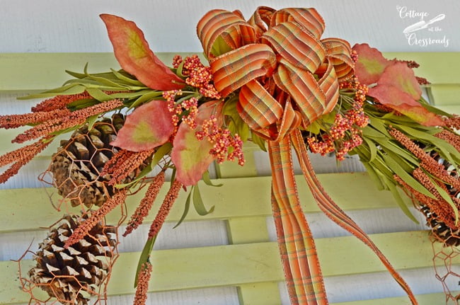 Chicken wire and pine cone fall wreath | cottage at the crossroads