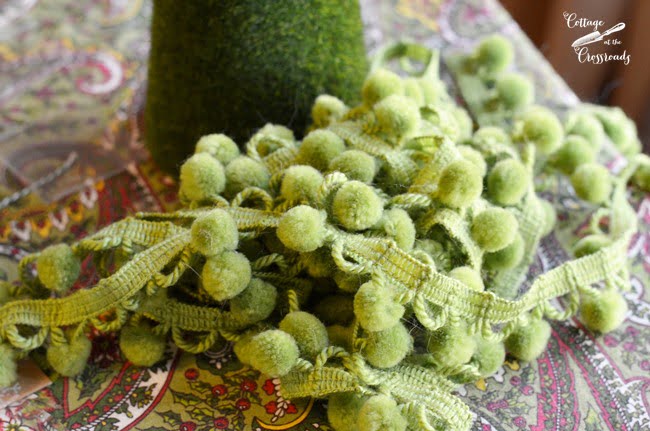 Green pom pom ball fringe trim