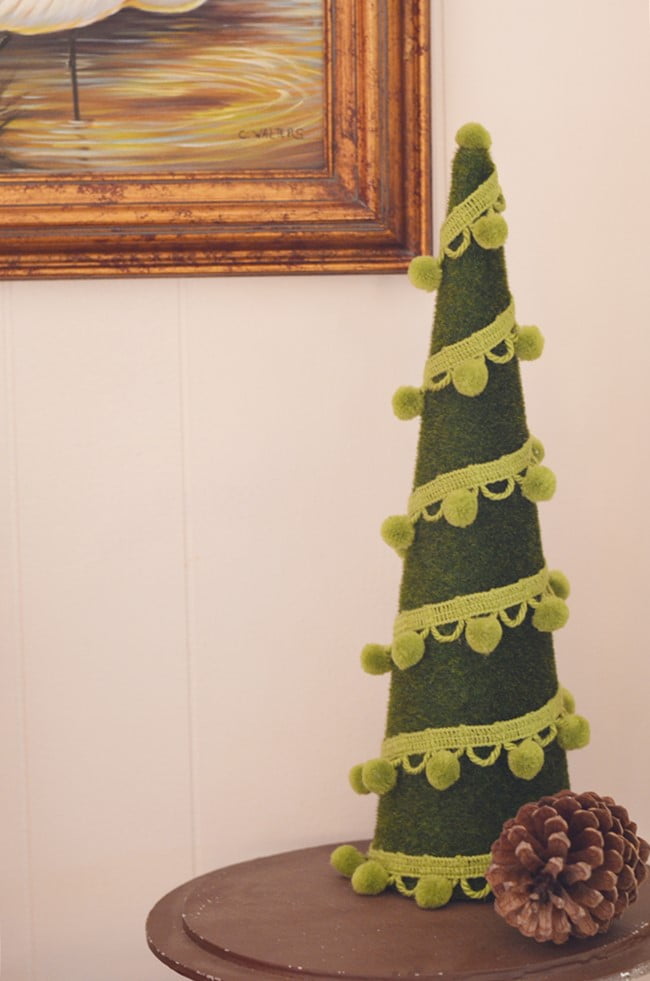 Pom pom garland christmas tree