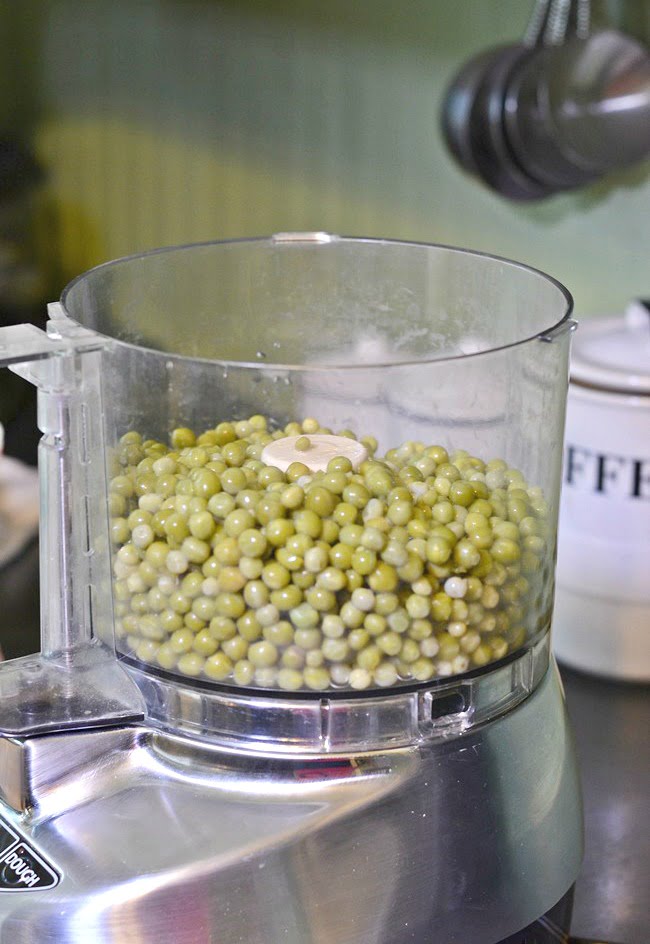 Garden peas in a food processor