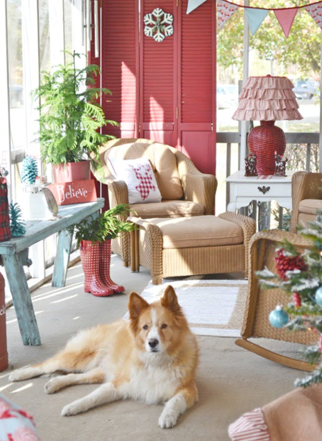 Red and aqua retro christmas porch | cottage at the crossroads