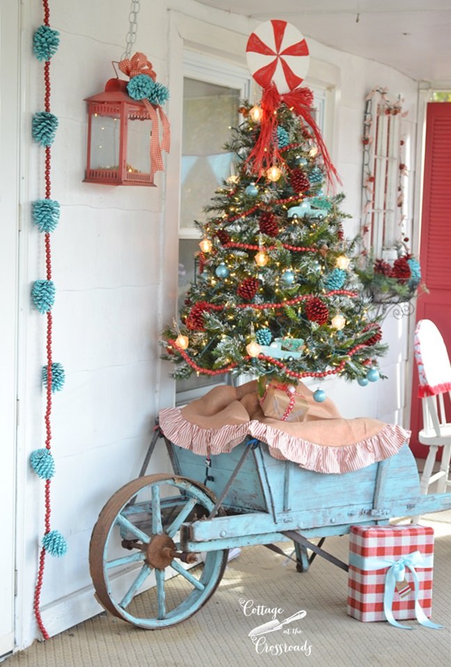Retro red and aqua christmas porch | cottage at the crossroads