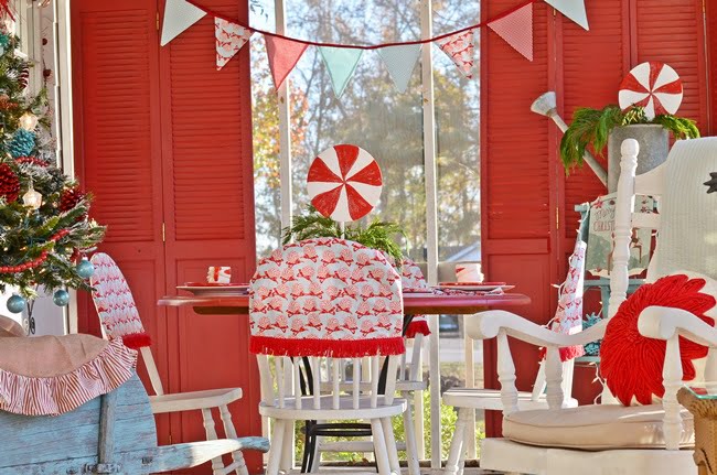 Retro red and aqua christmas porch | cottage at the crossroads